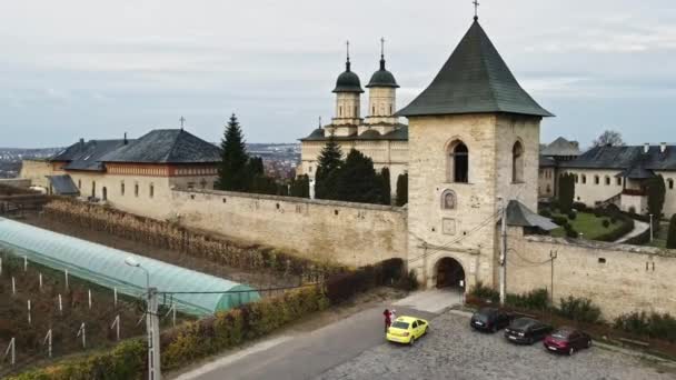 Iasi Rumänien November 2021 Drohnenaufnahme Des Cetatuia Klosters Hauptkirche Innenhof — Stockvideo