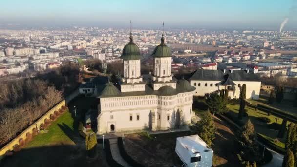 从空中俯瞰罗马尼亚Iasi的Cetatuia修道院 主教堂 内院和建筑物 背景为城市 — 图库视频影像