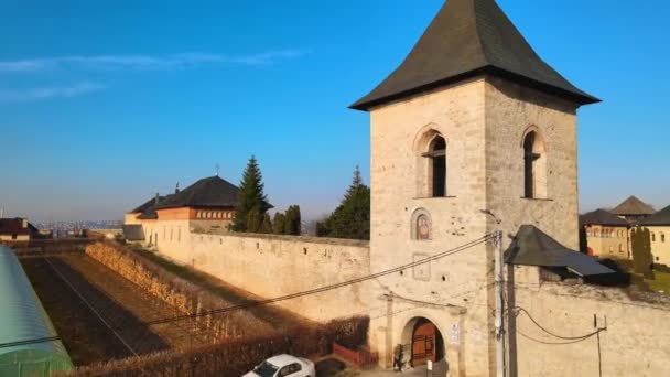 从空中俯瞰罗马尼亚Iasi的Cetatuia修道院 主教堂 内院和古城墙 背景为城市 — 图库视频影像