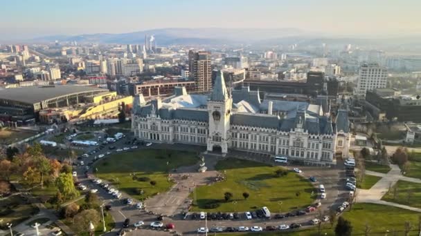 俯瞰罗马尼亚拉西市中心文化宫的空中无人驾驶飞机 在它前面的正方形 城市景观 — 图库视频影像