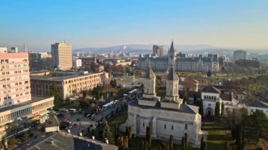 İasi şehir merkezinin hava aracı görüntüsü, Romanya. Çoklu tarihi binalar, Kültür Sarayı, önündeki kare.