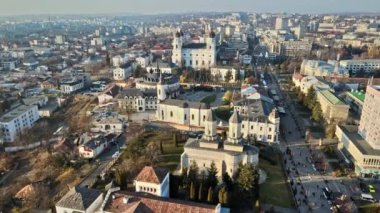 Romanya 'nın başkenti Iasi' deki Metropolitan Katedrali 'nin insansız hava aracı görüntüsü. Etrafındaki binalar