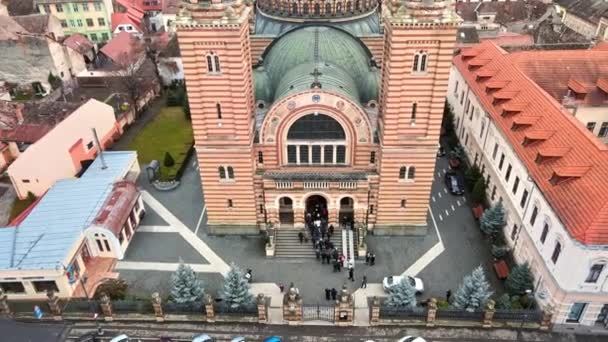 Flygdrönare Utsikt Över Den Heliga Treenigheten Katedralen Sibiu Rumänien Människor — Stockvideo