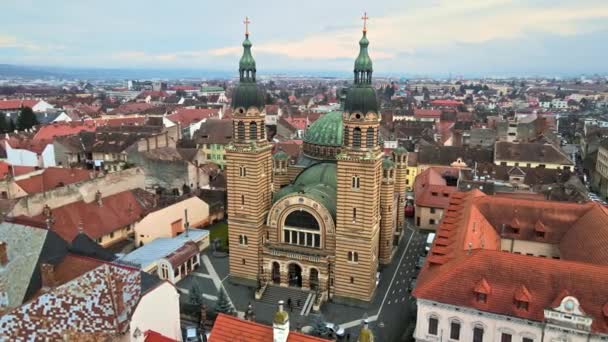 Flygdrönare Utsikt Över Den Heliga Treenigheten Katedralen Sibiu Rumänien Människor — Stockvideo