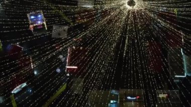 Romanya 'nın Sibiu kentindeki Büyük Meydan' ın insansız hava aracı görüntüsü. Noel için dekore edilmiş eski şehir merkezi. Dönme dolap, buz pateni pisti, eski geleneksel binalar, insanlar
