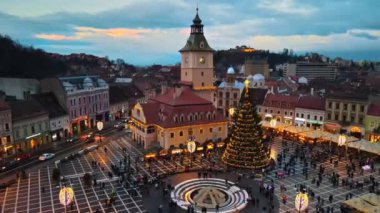 Romanya 'nın Brasov kentindeki Konsey Meydanı' nın hava aracı görüntüsü. Noel için dekore edilmiş eski şehir merkezi. İlçe Tarih Müzesi, binalar, insanlar