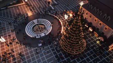 Romanya 'nın Brasov kentindeki Konsey Meydanı' nın hava aracı görüntüsü. Noel için dekore edilmiş eski şehir merkezi. İlçe Tarih Müzesi, binalar, insanlar