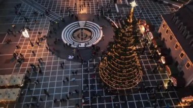 Romanya 'nın Brasov kentindeki Konsey Meydanı' nın hava aracı görüntüsü. Noel için dekore edilmiş eski şehir merkezi. İlçe Tarih Müzesi, binalar, insanlar