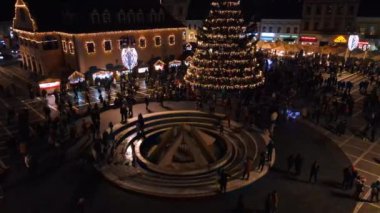 Romanya 'nın Brasov kentindeki Konsey Meydanı' nın hava aracı görüntüsü. Noel için dekore edilmiş eski şehir merkezi. İlçe Tarih Müzesi, binalar, insanlar