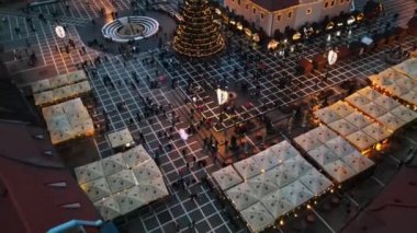BRASOV, ROMANIA - 2021 ARALIK: Konsey Meydanı 'nın alacakaranlıktaki hava aracı görüntüsü. Noel için dekore edilmiş eski şehir merkezi. İlçe Tarih Müzesi, binalar, insanlar