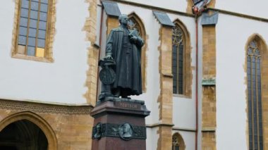 Romanya 'nın Sibiu kentindeki Piskopos Georg Daniel Teutsch' un heykeli. Arka planda Sibiu Lutheran Katedrali