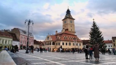 BRASOV, ROMANIA - 2021 ARALIK: Konsey Meydanı. Noel için dekore edilmiş eski şehir merkezi. İlçe Tarih Müzesi, eski binalar, birden fazla insan.