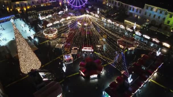 무인기로 루마니아 시비우의 스퀘어를 수있습니다 중심은 크리스마스를 장식되었다 페리스 스케이트장 — 비디오