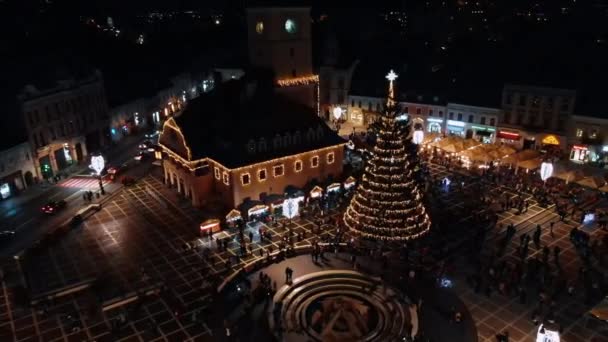在罗马尼亚布拉索夫的黄昏时从空中俯瞰理事会广场 圣诞节装饰的老市中心 县历史博物馆 建筑物 — 图库视频影像