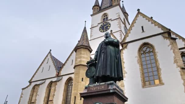 Estátua Bispo Georg Daniel Teutsch Sibiu Romênia Catedral Luterana Sibiu — Vídeo de Stock