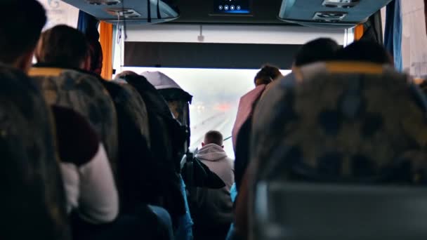 Vista Interior Ônibus Várias Pessoas Sentadas Estrada Visível Através Janela — Vídeo de Stock