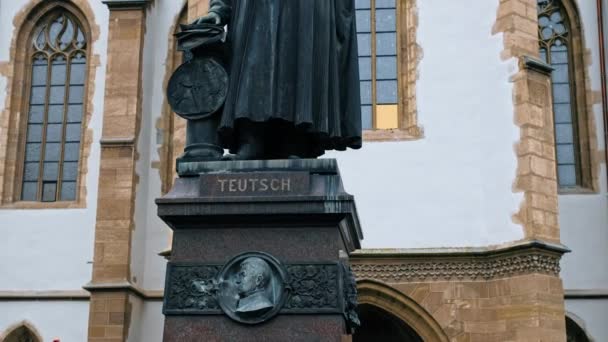 Estátua Bispo Georg Daniel Teutsch Sibiu Romênia Catedral Luterana Sibiu — Vídeo de Stock