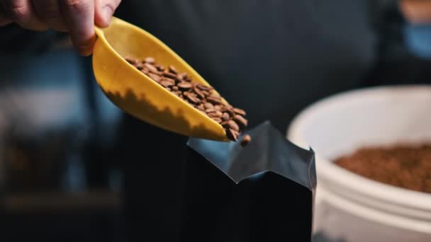Barista Γεμίζοντας Μια Τσάντα Του Καφέ Μια Καφετέρια Στο Brasov — Αρχείο Βίντεο