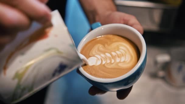Barista Kocht Kaffee Einem Kaffeehaus Brasov Rumänien — Stockvideo