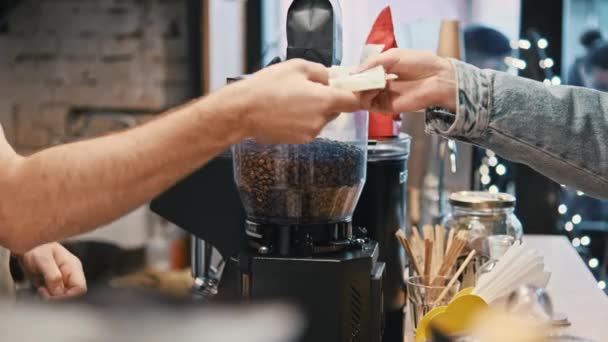 Barista Λαμβάνοντας Χρήματα Για Καφέ Καφετιέρα Και Προϊόντα — Αρχείο Βίντεο