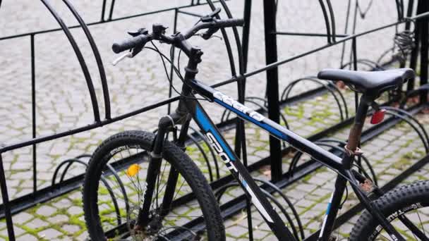 Sibiu Romania December 2021 Parked Strapped Bike Street — Stock Video