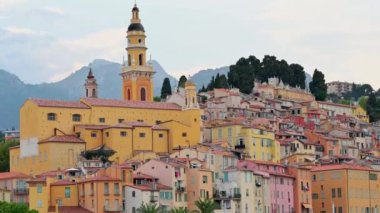 Menton, Fransa 'nın şehir manzarası. Geleneksel konut binaları, Bazilika St. Michel