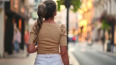 Monako 'da yürüyen bir kadının arka görüntüsü. Bokeh. Yavaş çekim