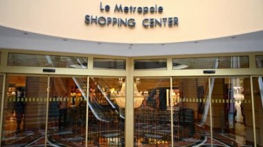 Monako - Eylül 2021: içinde insanların bulunduğu bir alışveriş merkezi girişi