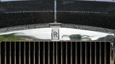 Monako - Eylül 2021: Monte-Carlo Kumarhanesi 'nin yakınındaki siyah Rolls Royce' un yakın görüntüsü.