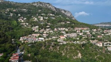 Menton, Fransa manzarası. Konut binaları, yeşillik, tepeler