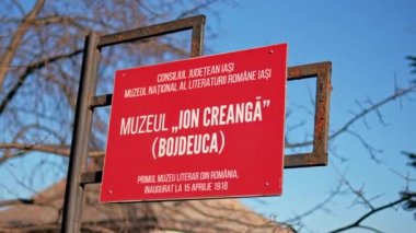 IASI, ROMANIA - İyon Creanga Müzesi İasi, Romanya. Arka planda çıplak ağaçlar