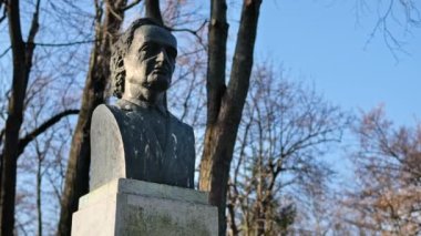 IASI, ROMANIA - ARALIK 2021: Iasi, Romanya 'daki Copou Park' taki Grigore Vieru heykeli