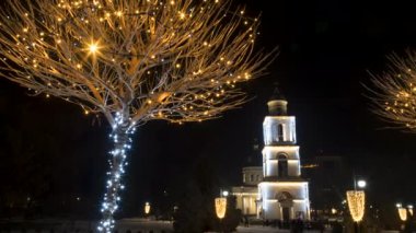 Şehir merkezindeki Chisinau Katedrali 'nin Noel süslemeleri ile birlikte hareket zamanı. Moldova