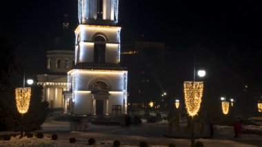 Şehir merkezindeki Chisinau Katedrali 'nin Noel süslemeleri ile birlikte hareket zamanı. Moldova
