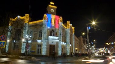 CHISINAU, MOLDOVA - 2021 ARALIK: Kış yılbaşı süslemeleri ile belediye binasının hareket zamanı. Chisinau, Moldova