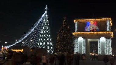 CHISINAU, MOLDOVA - Aralık 2021 Chisinau şehir merkezinin Noel süslemeleri ile hareket zamanı. Moldova