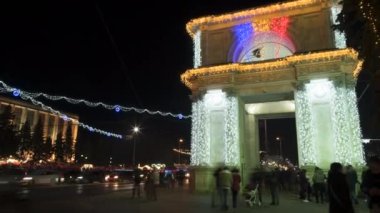CHISINAU, MOLDOVA - Aralık 2021 Chisinau şehir merkezinin Noel süslemeleri ile hareket zamanı. Moldova