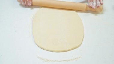 Platin, Romen ve Moldova yemekleri için hamur topluyor. Yavaş çekim