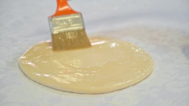 Aşçı hamuru petrol, Romen ve Moldova geleneksel gıdalarıyla kaplıyor. Yavaş çekim