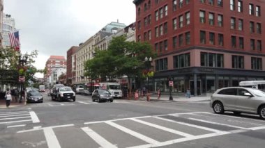 BOSTON, ABD - Eylül 2019: şehir merkezinin sokak manzarası. Modern ve eski binaları olan caddeler, arabaları olan yollar, yürüyen insanlar, yeşillikler. Yavaş çekim
