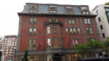 BOSTON, ABD - Eylül 2019: şehir merkezinin sokak manzarası. Geleneksel ve modern tarzlarla yapılmış binalar, Doğal Tarih Müzesi, yeşillik. Yavaş çekim