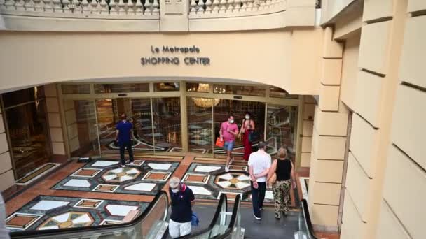 Monaco Σεπτεμβριοσ 2021 Μια Είσοδος Εμπορικού Κέντρου Πολλούς Ανθρώπους — Αρχείο Βίντεο
