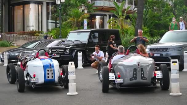 Monaco Setembro 2021 Carros Luxo Vintage Com Pessoas Dentro Redor — Vídeo de Stock