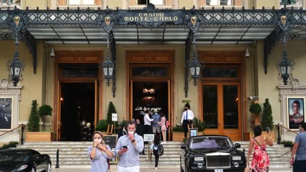 Monaco Szeptember 2021 Monte Carlo Kaszinó Bejárat Biztonság Emberek Luxusautók — Stock videók