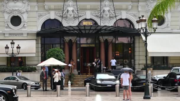 Monaco September 2021 Hotel Paris Entree Veiligheid Mensen Auto Ervoor — Stockvideo