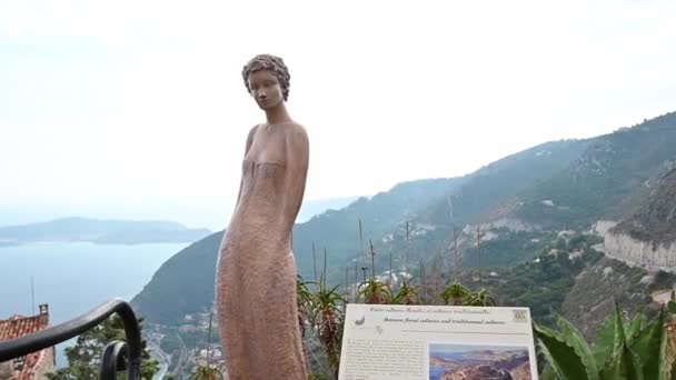 在法国曼顿的一个有热带植物的公园里 雕像和一个标志 背景下的海洋 — 图库视频影像