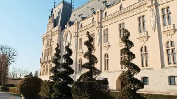 Romanya Nın Iasi Kentindeki Kültür Sarayı Manzarası Dıştan Kare Önünde — Stok video