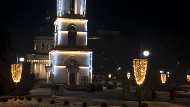 基希讷乌大教堂在市中心的活动时间是用圣诞装饰品装饰的 摩尔多瓦 — 图库视频影像