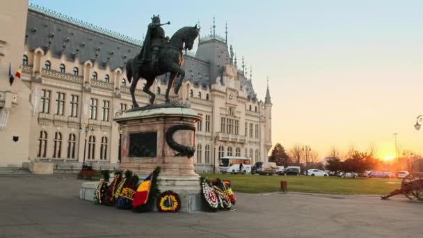 Iasi ルーマニア 2021年12月 ルーマニアの日没時にヤシのダウンタウンにある文化宮殿の景色 スティーブンと広場偉大な像 古い大砲と人々 — ストック動画