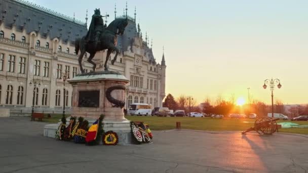 Iasi ルーマニア 2021年12月 ルーマニアの日没時にヤシのダウンタウンにある文化宮殿の景色 スティーブンと広場偉大な像 古い大砲と人々 — ストック動画
